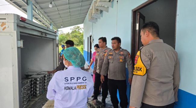 KAWAL : Kapolsek Sepang Ipda Abner, S.Sos bersama personel polsek ketika mengawal distribusi MBG dari SPPG ke sekolah, Senin, 23 Februari 2026.