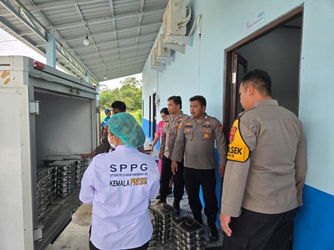 
					KAWAL : Kapolsek Sepang Ipda Abner, S.Sos bersama personel polsek ketika mengawal distribusi MBG dari SPPG ke sekolah, Senin, 23 Februari 2026.