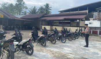 AMANKAN : Belasan remaja dan kendaraannya saat diamankan di Mapolsek Rungan, Sabtu, 28 Februari 2026.