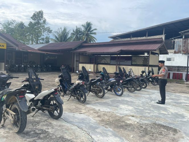 
					AMANKAN : Belasan remaja dan kendaraannya saat diamankan di Mapolsek Rungan, Sabtu, 28 Februari 2026.