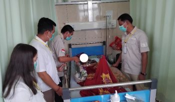 SERAHKAN : Suasana penyerahan bingkisan kepada pasien dan tenaga kesehatan, di RSUD Kuala Kurun, Senin, 2 Februari 2026.