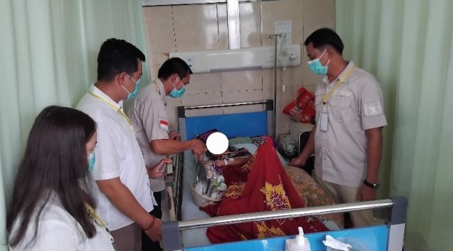 SERAHKAN : Suasana penyerahan bingkisan kepada pasien dan tenaga kesehatan, di RSUD Kuala Kurun, Senin, 2 Februari 2026.