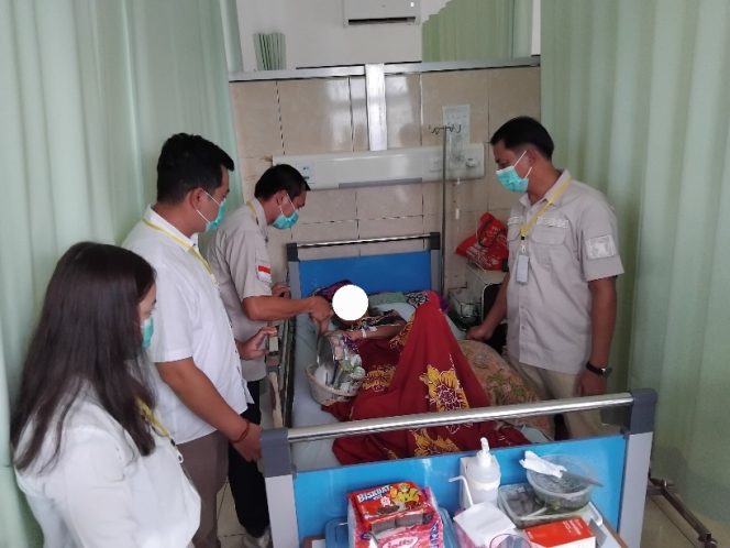 
					SERAHKAN : Suasana penyerahan bingkisan kepada pasien dan tenaga kesehatan, di RSUD Kuala Kurun, Senin, 2 Februari 2026.