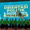 FOTO : Ketua DPW PKB Kalteng, Rahmanto Muhidin, mengibarkan bendera panji PKB usai pelaksanakan pelantikan/pengukuhkan pengurus.