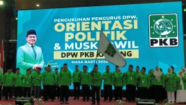 FOTO : Ketua DPW PKB Kalteng, Rahmanto Muhidin, mengibarkan bendera panji PKB usai pelaksanakan pelantikan/pengukuhkan pengurus.