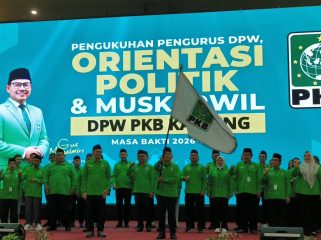 FOTO : Ketua DPW PKB Kalteng, Rahmanto Muhidin, mengibarkan bendera panji PKB usai pelaksanakan pelantikan/pengukuhkan pengurus.
