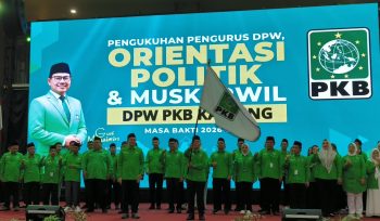 FOTO : Ketua DPW PKB Kalteng, Rahmanto Muhidin, mengibarkan bendera panji PKB usai pelaksanakan pelantikan/pengukuhkan pengurus.