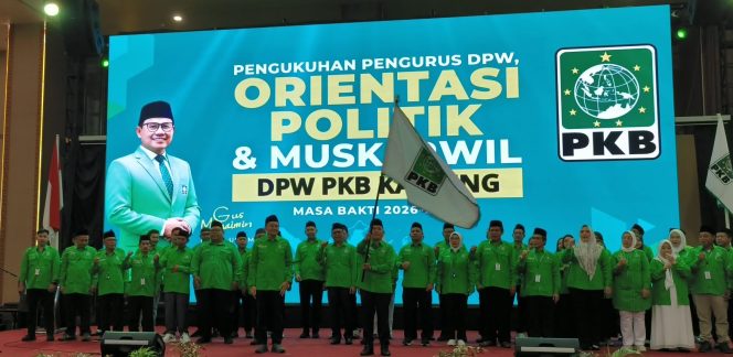 
					FOTO : Ketua DPW PKB Kalteng, Rahmanto Muhidin, mengibarkan bendera panji PKB usai pelaksanakan pelantikan/pengukuhkan pengurus.