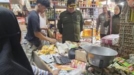 FOTO : Bupati Saiful, saat ke Pasar Tumbang Samba, didampingi Camat Katingan Tengah dan jajaran.