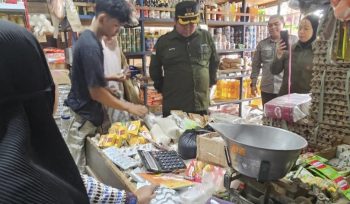 FOTO : Bupati Saiful, saat ke Pasar Tumbang Samba, didampingi Camat Katingan Tengah dan jajaran.