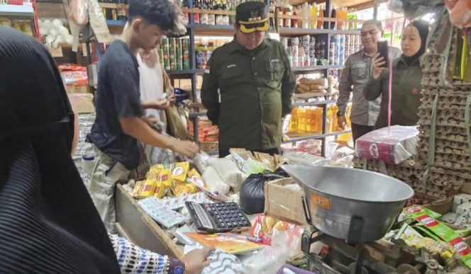 
					FOTO : Bupati Saiful, saat ke Pasar Tumbang Samba, didampingi Camat Katingan Tengah dan jajaran.