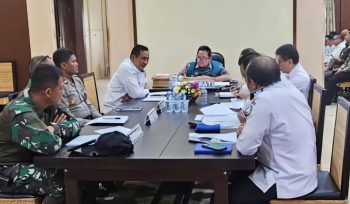 FOTO : Bupati Saiful, saat koordinasi bersama lintas sektor pada pelaksanaan rapat, di rumah jabatan setempat.