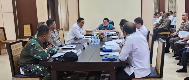 
					FOTO : Bupati Saiful, saat koordinasi bersama lintas sektor pada pelaksanaan rapat, di rumah jabatan setempat.