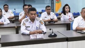 FOTO : Wabup Katingan Firdaus, dan jajaran ikuti kegiatan rapat secara daring.
