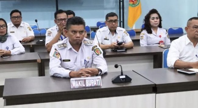 FOTO : Wabup Katingan Firdaus, dan jajaran ikuti kegiatan rapat secara daring.

