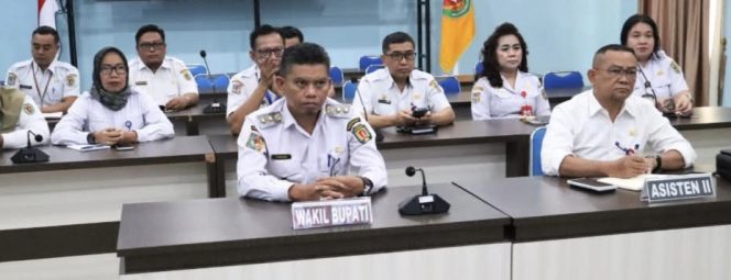 
					FOTO : Wabup Katingan Firdaus, dan jajaran ikuti kegiatan rapat secara daring.
