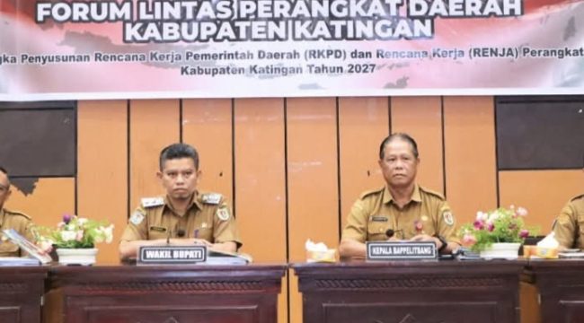 FOTO : Wabup Katingan saat hadiri Forum Konsultasi Publik, di Aula Bappedalitbang.