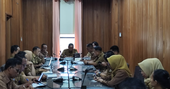
					FOTO : Suasana rapat koordinasi di ruang rapat Sekda Katingan.