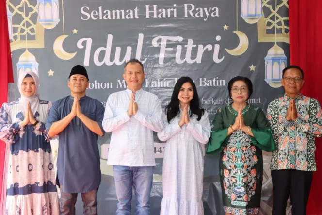 
					SILATURAHMI : Bupati Gumas Jaya Samaya Monong didampingi Wakil Bupati Efrensia LP Umbing ketika bersilaturahmi lebaran di kediaman Kapolres AKBP Heru Eko Wibowo, Sabtu, 21 Maret 2026.