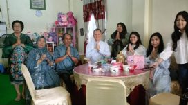 JALIN SILATURAHMI : Bupati Gumas Jaya Samaya Monong bersama Wakil Bupati Efrensia LP Umbing, ketika bersilaturahmi lebaran ke kediaman mantan Ketua DPRD H Gumer, Sabtu, 21 Maret 2026.