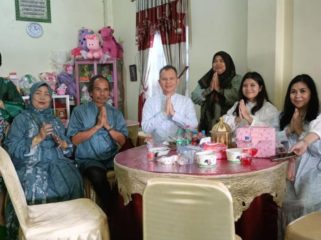 JALIN SILATURAHMI : Bupati Gumas Jaya Samaya Monong bersama Wakil Bupati Efrensia LP Umbing, ketika bersilaturahmi lebaran ke kediaman mantan Ketua DPRD H Gumer, Sabtu, 21 Maret 2026.