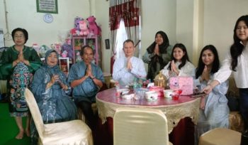 JALIN SILATURAHMI : Bupati Gumas Jaya Samaya Monong bersama Wakil Bupati Efrensia LP Umbing, ketika bersilaturahmi lebaran ke kediaman mantan Ketua DPRD H Gumer, Sabtu, 21 Maret 2026.
