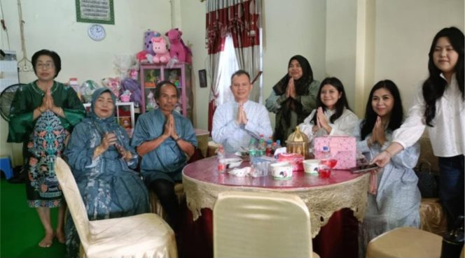 
					JALIN SILATURAHMI : Bupati Gumas Jaya Samaya Monong bersama Wakil Bupati Efrensia LP Umbing, ketika bersilaturahmi lebaran ke kediaman mantan Ketua DPRD H Gumer, Sabtu, 21 Maret 2026.