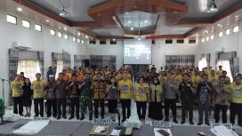 BERSAMA : Bupati Gumas Jaya Samaya Monong dan Wakil Bupati Efrensia LP Umbing, saat berfoto bersama dengan para peserta musrenbang RKPD tahun 2027, di aula kantor bapperida setempat, Kamis, 12 Maret 2026.