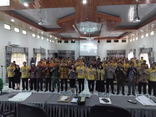 BERSAMA : Bupati Gumas Jaya Samaya Monong dan Wakil Bupati Efrensia LP Umbing, saat berfoto bersama dengan para peserta musrenbang RKPD tahun 2027, di aula kantor bapperida setempat, Kamis, 12 Maret 2026.