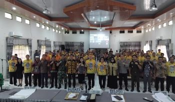 BERSAMA : Bupati Gumas Jaya Samaya Monong dan Wakil Bupati Efrensia LP Umbing, saat berfoto bersama dengan para peserta musrenbang RKPD tahun 2027, di aula kantor bapperida setempat, Kamis, 12 Maret 2026.