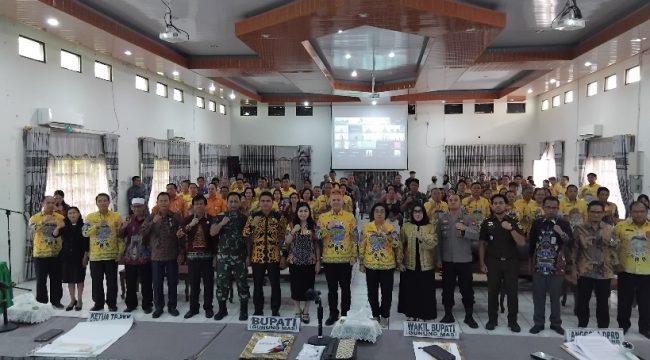 BERSAMA : Bupati Gumas Jaya Samaya Monong dan Wakil Bupati Efrensia LP Umbing, saat berfoto bersama dengan para peserta musrenbang RKPD tahun 2027, di aula kantor bapperida setempat, Kamis, 12 Maret 2026.