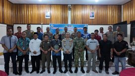 FOTO BERSAMA : Kapolres Gumas AKBP Heru Eko Wibowo, S.I.K, M.H, berfoto bersama sejumlah pihak terkait, usai rakor lintas sektoral persiapan hari raya idulfitri, di Aula Bhayangkari Polres setempat, Sabtu, 7 Maret 2026.