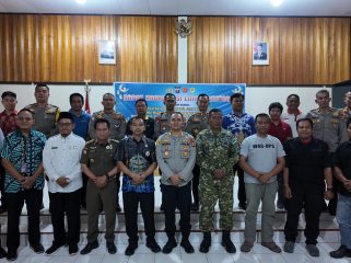 FOTO BERSAMA : Kapolres Gumas AKBP Heru Eko Wibowo, S.I.K, M.H, berfoto bersama sejumlah pihak terkait, usai rakor lintas sektoral persiapan hari raya idulfitri, di Aula Bhayangkari Polres setempat, Sabtu, 7 Maret 2026.
