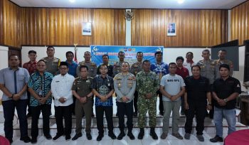 FOTO BERSAMA : Kapolres Gumas AKBP Heru Eko Wibowo, S.I.K, M.H, berfoto bersama sejumlah pihak terkait, usai rakor lintas sektoral persiapan hari raya idulfitri, di Aula Bhayangkari Polres setempat, Sabtu, 7 Maret 2026.