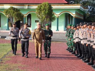 CEK PASUKAN : Bupati Gumas Jaya Samaya Monong, S.E, M.Si, bersama Kapolres AKBP Heru Eko Wibowo, S.I.K, M.H, dan Dandim 1018/GMS Letkol Inf Akhmad Rahmatullah, melakukan pengecekan pasukan, pada apel gelar pasukan Operasi Ketupat Telabang 2026, Kamis, 12 Maret 2026 sore.