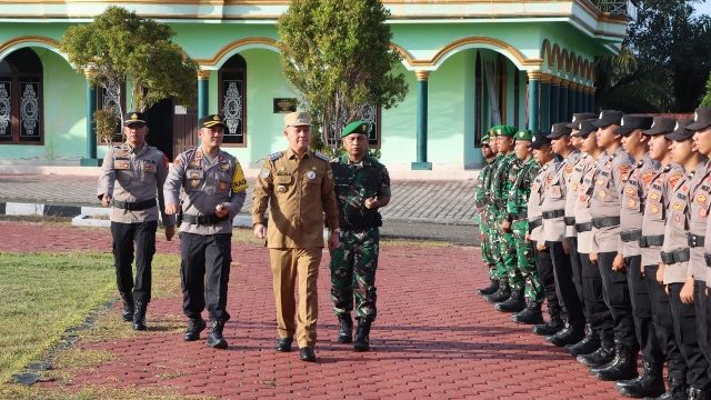 CEK PASUKAN : Bupati Gumas Jaya Samaya Monong, S.E, M.Si, bersama Kapolres AKBP Heru Eko Wibowo, S.I.K, M.H, dan Dandim 1018/GMS Letkol Inf Akhmad Rahmatullah, melakukan pengecekan pasukan, pada apel gelar pasukan Operasi Ketupat Telabang 2026, Kamis, 12 Maret 2026 sore.