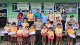 BERSAMA : Kapolsek Rungan Ipda Muhamad Helmi Hakim, S.H, dan personel polsek berfoto bersama dengan kepala sekolah, guru dan murid SDN Luwuk Kantor, Sabtu, 14 Maret 2026.