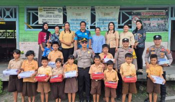 BERSAMA : Kapolsek Rungan Ipda Muhamad Helmi Hakim, S.H, dan personel polsek berfoto bersama dengan kepala sekolah, guru dan murid SDN Luwuk Kantor, Sabtu, 14 Maret 2026.