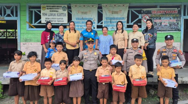 BERSAMA : Kapolsek Rungan Ipda Muhamad Helmi Hakim, S.H, dan personel polsek berfoto bersama dengan kepala sekolah, guru dan murid SDN Luwuk Kantor, Sabtu, 14 Maret 2026.