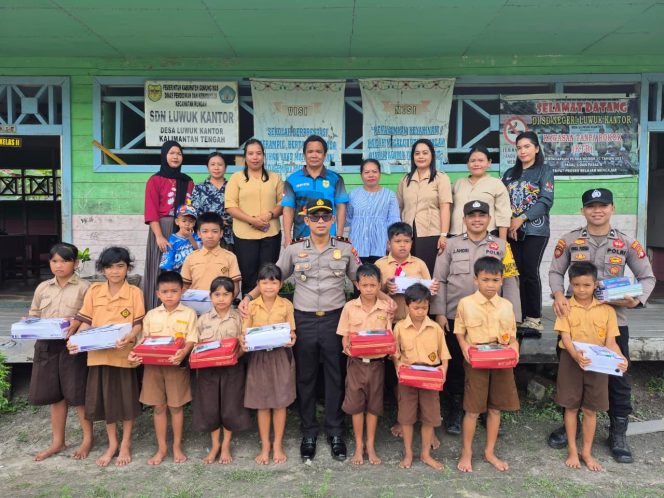 
					BERSAMA : Kapolsek Rungan Ipda Muhamad Helmi Hakim, S.H, dan personel polsek berfoto bersama dengan kepala sekolah, guru dan murid SDN Luwuk Kantor, Sabtu, 14 Maret 2026.