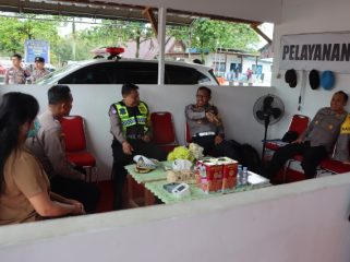 TINJAU : Kapolres Gumas AKBP Heru Eko Wibowo, S.I.K, M.H, mendampingi Dirlantas Polda Kalteng Kombes Pol Yusep Dwi Prastiya, S.I.K, meninjau Pos Terpadu di Taman Kota Kuala Kurun, Senin, 16 Maret 2026.