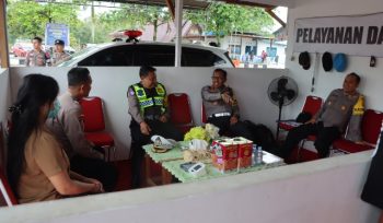 TINJAU : Kapolres Gumas AKBP Heru Eko Wibowo, S.I.K, M.H, mendampingi Dirlantas Polda Kalteng Kombes Pol Yusep Dwi Prastiya, S.I.K, meninjau Pos Terpadu di Taman Kota Kuala Kurun, Senin, 16 Maret 2026.