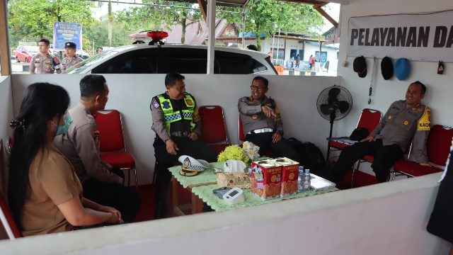 TINJAU : Kapolres Gumas AKBP Heru Eko Wibowo, S.I.K, M.H, mendampingi Dirlantas Polda Kalteng Kombes Pol Yusep Dwi Prastiya, S.I.K, meninjau Pos Terpadu di Taman Kota Kuala Kurun, Senin, 16 Maret 2026.