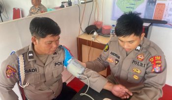 PERIKSA : Suasana pemeriksaan kesehatan rutin terhadap petugas yang berjaga di Pos Terpadu Taman Kota Kuala Kurun, Selasa, 17 Maret 2026.