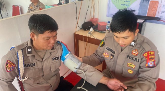 PERIKSA : Suasana pemeriksaan kesehatan rutin terhadap petugas yang berjaga di Pos Terpadu Taman Kota Kuala Kurun, Selasa, 17 Maret 2026.