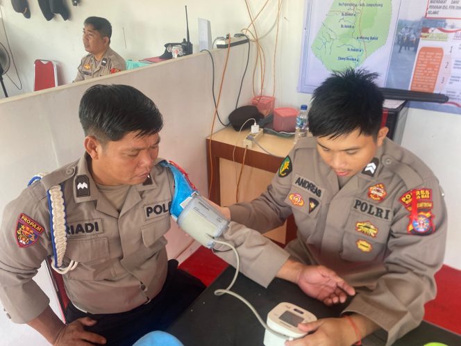 
					PERIKSA : Suasana pemeriksaan kesehatan rutin terhadap petugas yang berjaga di Pos Terpadu Taman Kota Kuala Kurun, Selasa, 17 Maret 2026.