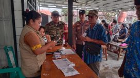 PENYALURAN : Suasana penyaluran kartu huma betang sejahtera kepada warga Desa Sepang Kota, Kecamatan Sepang, Rabu, 18 Maret 2026.