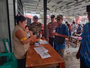 Bhabinkamtibmas Kawal Penyaluran Kartu Huma Betang Sejahtera bagi 107 KK di Desa Sepang Kota