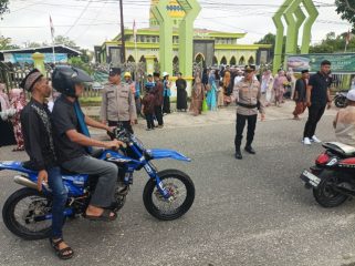 PENGAMANAN : Personel Polres Gumas bersama TNI ketika melakukan pengamanan di sejumlah masjid yang melaksanakan salat idulfitri 1447 hijriah tahun 2026, Sabtu, 21 Maret 2026.