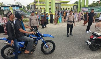 PENGAMANAN : Personel Polres Gumas bersama TNI ketika melakukan pengamanan di sejumlah masjid yang melaksanakan salat idulfitri 1447 hijriah tahun 2026, Sabtu, 21 Maret 2026.